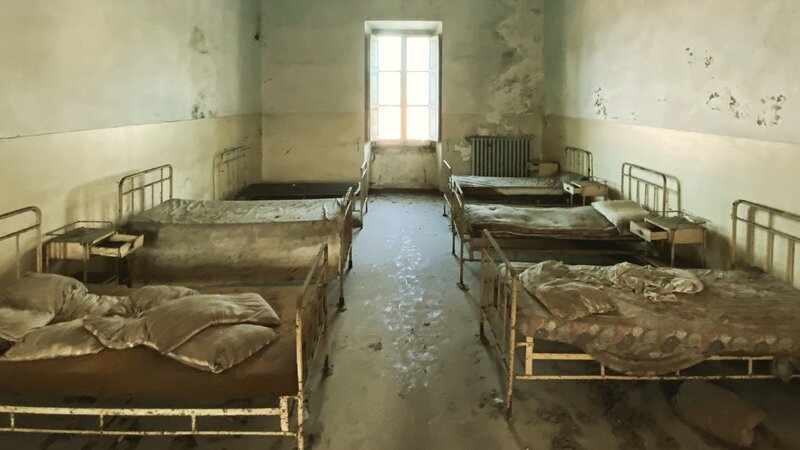 Die psychiatrische Anstalt in Teramo bestand 117 Jahre, bevor sie 1998 geschlossen wurde. Während des Faschismus wurden hier auffällig viele Frauen als „verrückt“ weggeschlossen. – Bild: ZDF und Tom Ocker/​doclights