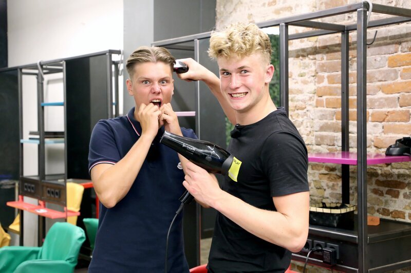 Neue Frisur gefällig? Ob Jeppe sich wirklich traut, dass Mark ihm die Haare schneidet? – Bild: KiKA/​Wessel de Groot