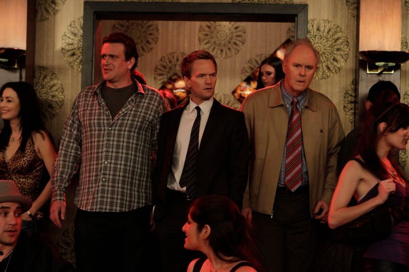 Nachdem Barney (Neil Patrick Harris) seinen Vater (John Lithgow) endlich kennengelernt hat, ist er enttäuscht, dass dieser ein richtiges Vorort-Spießerleben führt. Trotzdem lädt er ihn ein, mit ihm und Ted (Josh Radnor), Marshall (Jason Segel), Lily (Alyson Hannigan) und Robin (Cobie Smulders), einen draufzumachen … – Bild: 20th Century Fox International