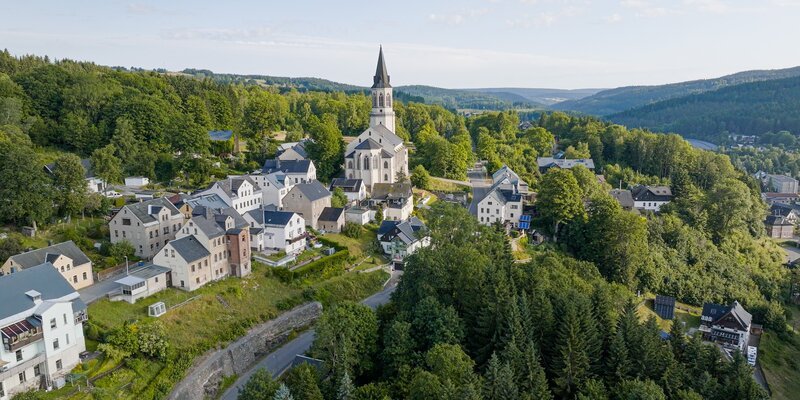 Der Uranhunger der Sowjetunion reißt tiefe Wunden im sächsischen Johanngeorgenstadt. Der Boden unter der Stadt wird ausgehöhlt, ganze Straßenzüge verschwinden. Heute trägt die Stadt die Narben des Uran-Raబbaus. – Bild: LUMALENSCAPE GmbH, Urheber: Daniel Remler /​ ZDF