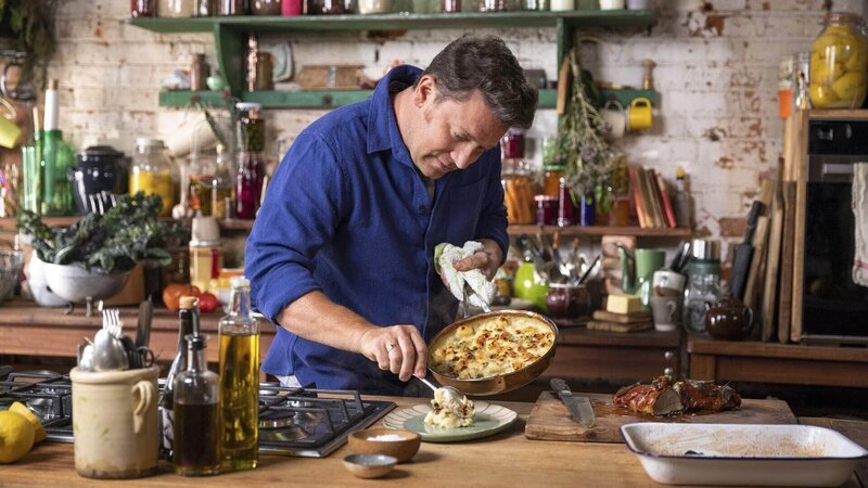 In dieser brandneuen Serie begleiten wir den Lieblingskoch der Nation in seinem Landhaus, wo er leckere, gesunde Rezepte aus seinem neuen Buch 7 Ways zubereitet: Einfache Ideen für jeden Tag der Woche. – Bild: TVNOW /​ Jamie Oliver Enterprises Ltd. Photographer; Freddie Claire