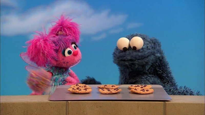 Abby erklärt dem Krümelmonster mit Keksen das Minusrechnen. – Bild: NDR/​Studio Hamburg Produktion/​Sesame workshop
