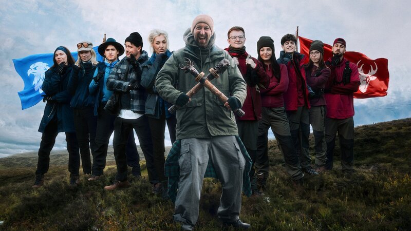 In den schottischen Highlands kämpfen zwei Teams um die Flaggen ihrer Gegner und verteidigen ihre eigenen. Von links: Helge Mark, Merleperle, Kaan, CrispyRob, Starletnova, Host Torge Oelrich, CastCrafter, Rosemondy, Wichtiger, Felikah und Lézan – Bild: Lennard Möllersmann /​ ZDF