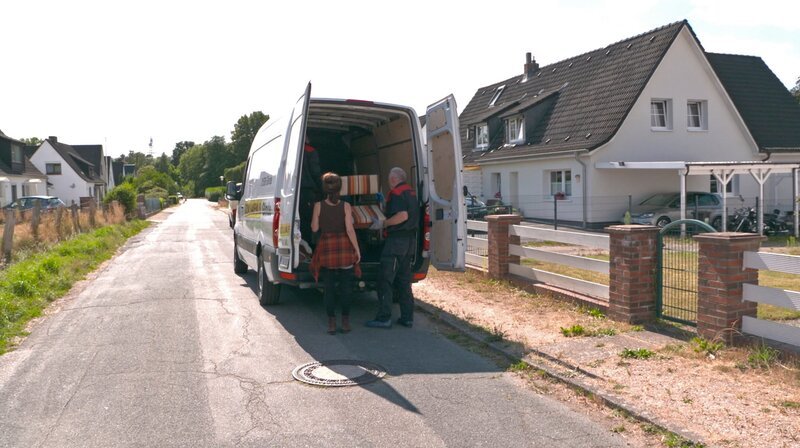 Am Abholtag werden die Lieferwagen der Abnehmer vollgepackt. – Bild: NDR/​ECO Media TV-Produktion GmbH