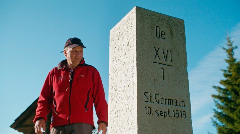 Wegewart Franz Wechtitsch am Grenzstein von St. Germain. – Bild: MDR/​Saxonia Entertainment /​ ZDF