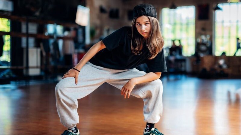 Lina beim Breakedance Training – Bild: SWR/​Jonathan Gaubatz