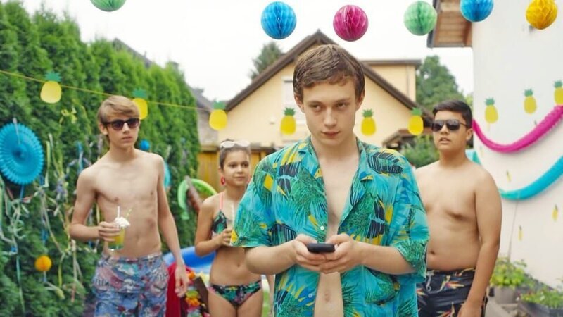 Aaron (Philip Müller) mit seinen Freunden Alex (Paul Bohse), Berfin (Artemis Kostopoulou) und Tim (Marc Aurelius Lansen). – Bild: KiKA/​eitelsonnenschein