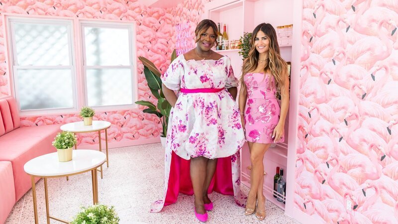 Host Retta und Alison Victoria, as seen on Ugliest House in America, Season 6. – Bild: Warner Bros. Discovery