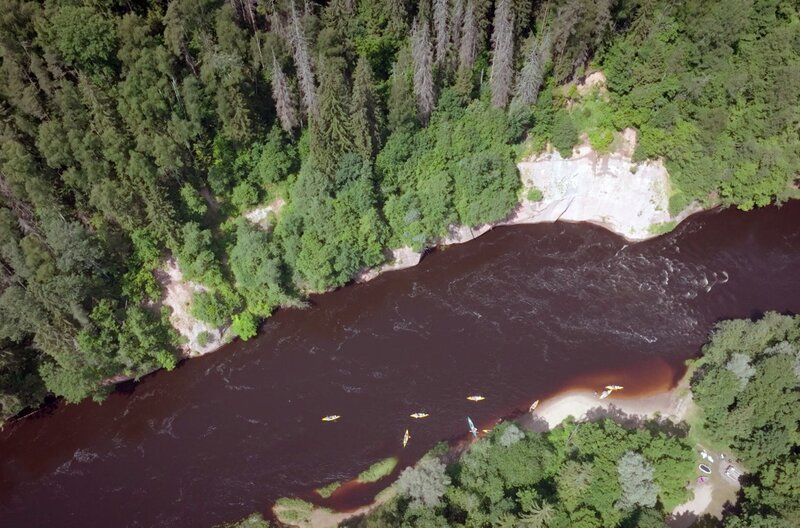 Sanfter Tourismus ist in Teilen des Nationalparks erlaubt. Kanutouren auf der Gauja bieten ein atemberaubendes Naturerlebnis. – Bild: Kinescope Film/​Lür Wangenheim