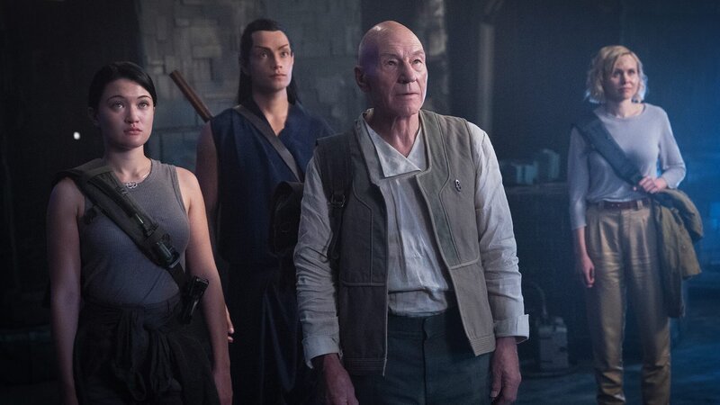 v.l.n.r.: Isa Briones as Soji; Evan Evagora as Elnor; Sir Patrick Stewart as Jean-Luc Picard; Alison Pill as Agnes Jurati – Bild: Tele 5
