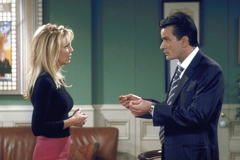 Caitlin (Heather Locklear, l.) ist irritiert darüber, dass Charlie (Charlie Sheen, r.) seine Verabredungen nur nach dem Aussehen aussucht … – Bild: ProSieben Fun
