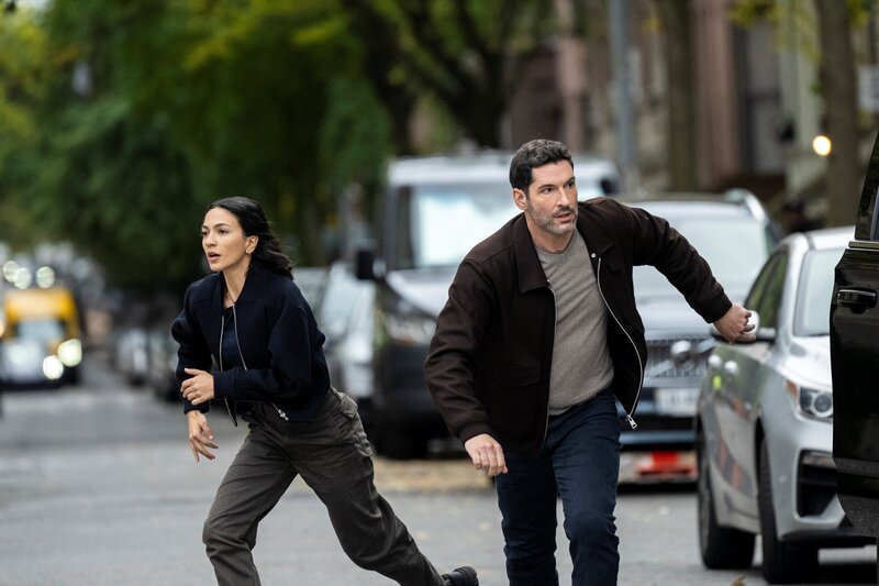 Pictured (L-R): Natalee Linez as CIA Analyst Gina Gosian and Tom Ellis as CIA Case Officer Colin Glass. – Bild: Mark Schafer /​ CBS/​Paramount /​ CBS Studios Inc. All Rights Reserved.
