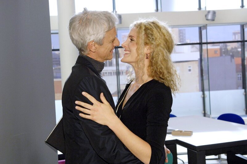 Robert (Mathieu Carrière) findet Zeit, um mit seiner Geliebten Maja (Barbara Lanz) zu turteln. – Bild: SAT.1 /​ Claudius Pflug