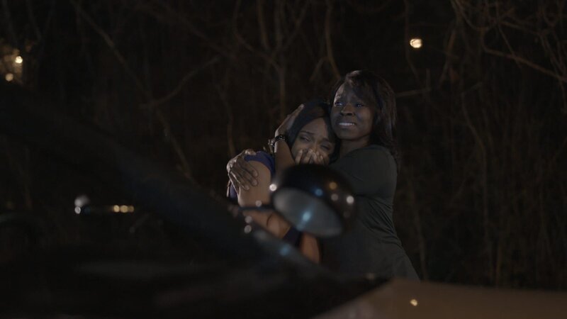 Two upset women embrace. – Bild: Investigation Discovery /​ Discovery Communications