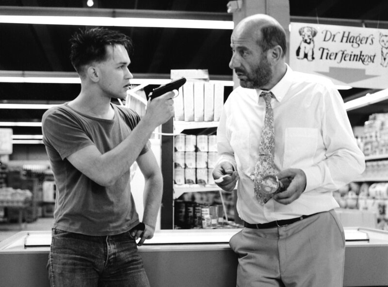 SFB1 LIEBLING KREUZBERG I. Staffel, Folge 2: Ein dringender Fall, Regie Heinz Schirk. Rechtsanwalt Robert Liebling (Manfred Krug) mit dem 17 Jahre alten Bodo (Martin May), der in einen Supermarkt eingebrochen ist und den Geschäftsführer als Geisel genommen hat. – Bild: rbb