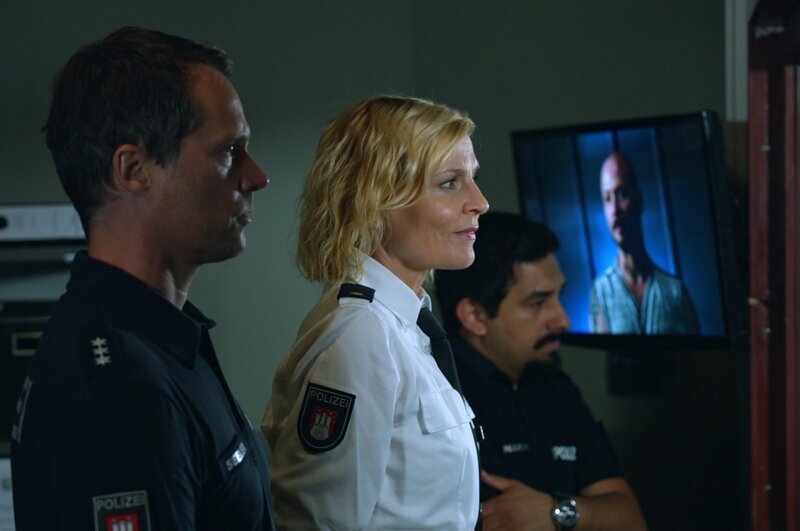 Mattes (Matthias Schloo, l.), Melanie (Sanna Englund, M.) und Malik (Zejhun Demirov, r.) beobachten die Befragung von Tibor Boznik (Thomas Pasieka). Dessen aggressive Art macht ihn nicht gerade sympathisch. – Bild: ZDF und Christian Klopp
