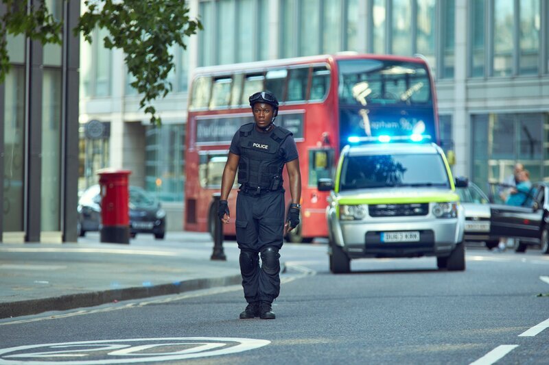Falscher Alarm: Danny (Eric Shango) und sein Team wurden umsonst zu einem verdächtigen Bus gerufen. – Bild: ZDF und mattfrost