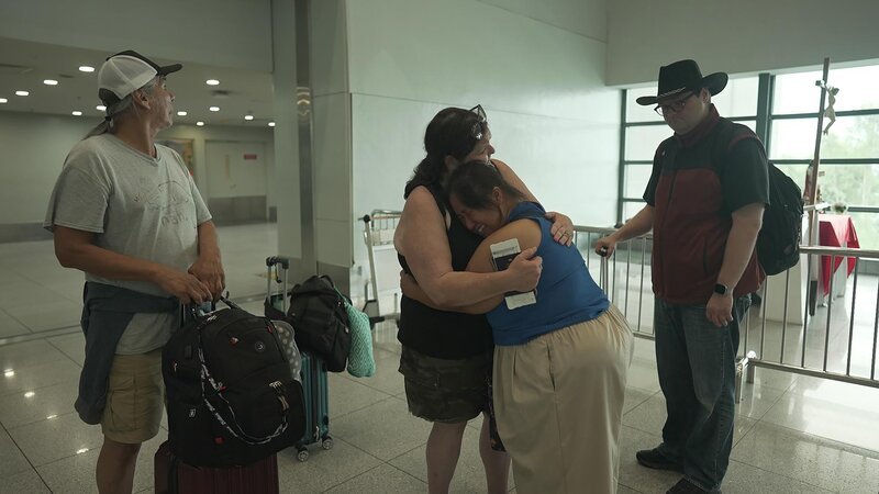 Sheena Peñaranda sobs while hugging Molly goodbye at the airport. – Bild: TLC (FINN)