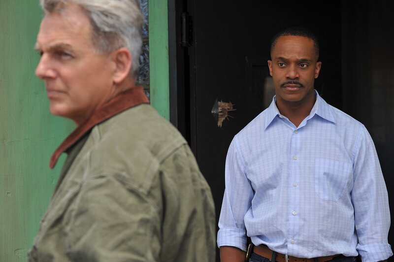 L-R: Gibbs (Mark Harmon) und Direktor Leon Vance (Rocky Carroll) – Bild: CBS Television Lizenzbild frei