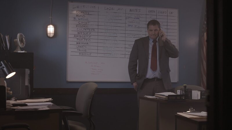 A man is on the phone in front of a white board. – Bild: Investigation Discovery /​ Discovery Communications