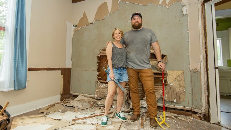 As seen on HGTV’s Hometown, Ben and Erin Napier pose in living room of the Mawhinney house on demo day. – Bild: Laura Good /​ HGTV /​ Discover Images
