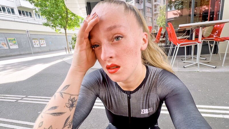 rec.-Reporterin Michèle Rüedi trainiert für ihren ersten Triathlon. – Bild: SRF