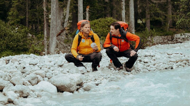 Markus (Sebastian Ströbel, l.) und Tobi (Markus Brandl, r.) finden eine Spur. – Bild: Sabine Finger Fotografie /​ ZDF und Sabine Finger Fotografie