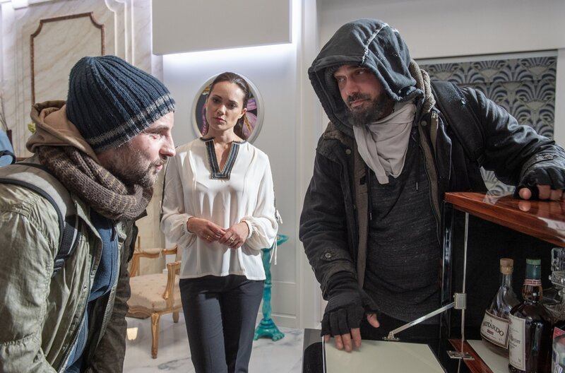 Daniel (Raphael Vogt, r.) und sein Freund Hotte (Michael Krabbe, l.) besuchen Melissa (Sarah Maria Besgen, M.) mit einem Plan … – Bild: SAT.1 /​ André Kowalski Eigenproduktionsbild frei