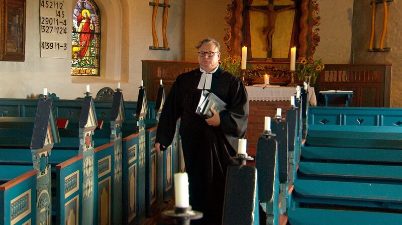 Karl Heinz Rottmann ist der Pastor auf der Hallig. – Bild: NDR