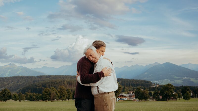 Gemeinsam betrauern Markus (Sebastian Ströbel, l.) und Franz (Heinz Marecek, r.) den überraschenden Tod von Peter Herbrechter. – Bild: ZDF und Sabine Finger Fotografie