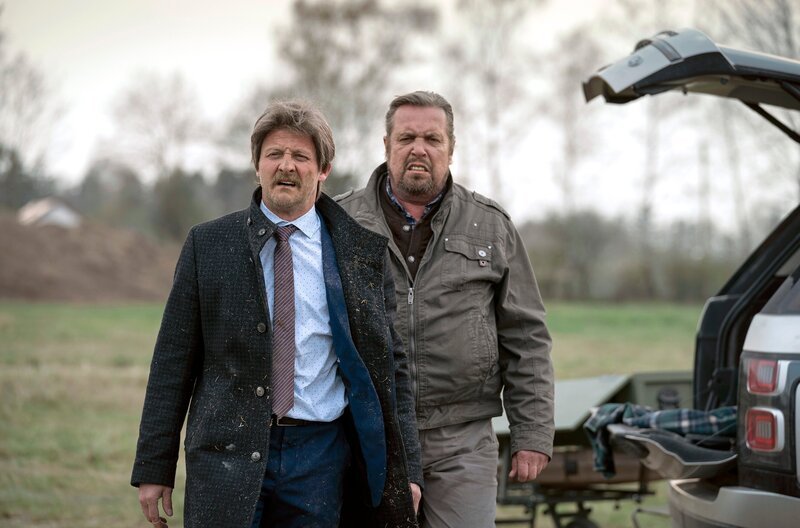 Alfons Zischl (Maximilian Brückner, li.) und Sepp Goldhammer (Andreas Giebel, re.) sehen sich die Konsequenzen einer Explosion an. – Bild: BR/​Neuesuper Produktions GmbH/​Arvid Uhlig