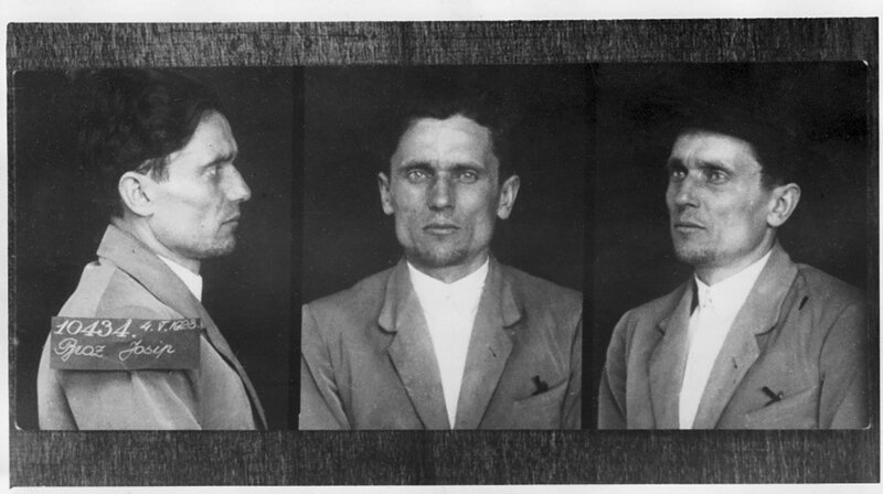 Polizeifotos von Tito während seiner Haft in Lepoglava. – Bild: rbb/​Public Domain