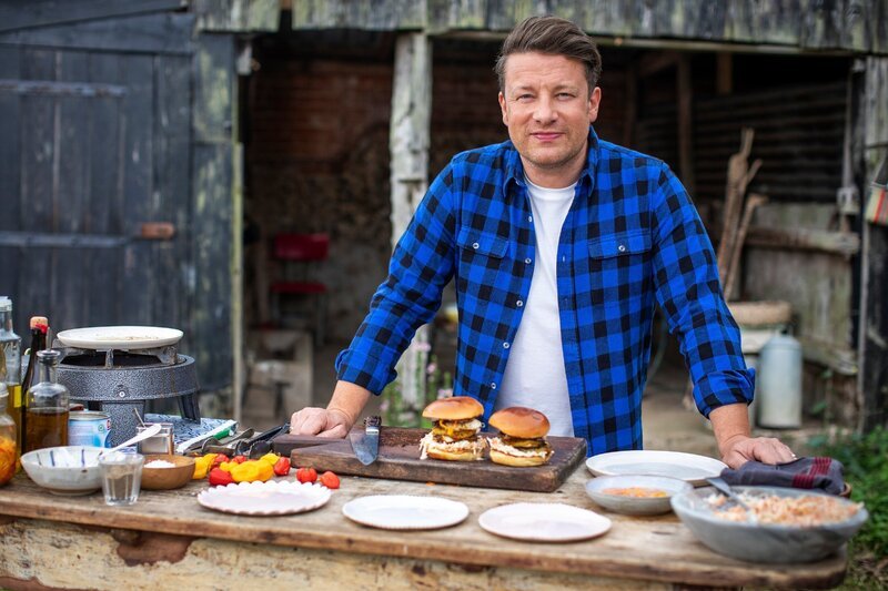 Der Lieblingskoch der Nation bereitet in seinem Landhaus leckere, gesunde Rezepte aus seinem Buch „7 Ways“ zu. – Bild: TVNOW/​Jamie Oliver Enterprises Ltd./​Freddie Claire