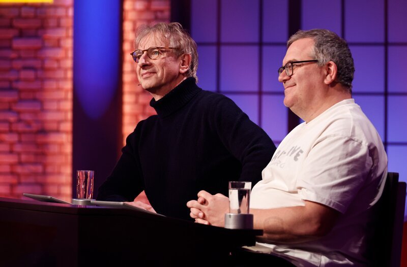 Rateteam-Kapitän Elton (r.) mit Schauspieler und Moderator Ingolf Lück (l.). – Bild: ARD/​Morris Mac Matzen