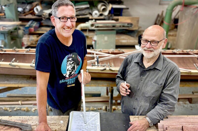 Ingo Rothermund (l.) und Helmut Rehberg (r.) in ihrer Bootsbau-Werkstatt in Celle – Bild: SWR