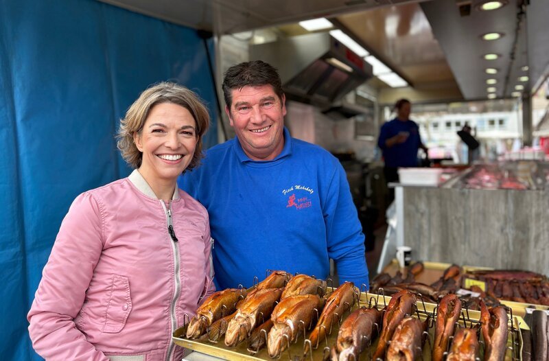 Reporterin Anna Planken (l.) und Fischhändler Thomas Mehrholz auf dem Wochenmarkt Duisburg-Rheinhausen im Stadtteil Hochemmerich. – Bild: WDR/​sagamedia