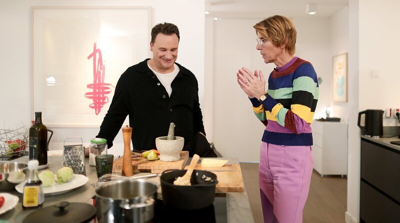 Moderatorin Bettina Böttinger und Designer Guido Maria Kretschmer sind seit vielen Jahren befreundet – eine perfekte Grundlage für entspannte und persönliche Gespräche beim gemeinsamen Kochen. – Bild: WDR/​Encanto/​Anna Schwartz