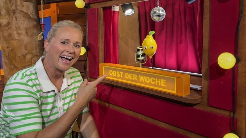 Wer verbirgt sich hinter dem Vorhang? Singa folgt einem frischen Duft und trifft Cecilia Zitrone. – Bild: KiKA