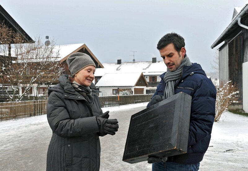 ARD STURM DER LIEBE FOLGE 1725: Nils (Florian Stadler, r.) kommt beim Anblick von Hildegards (Antje Hagen, l.) Zither auf eine Idee. – Bild: ARD/​Ann Paur