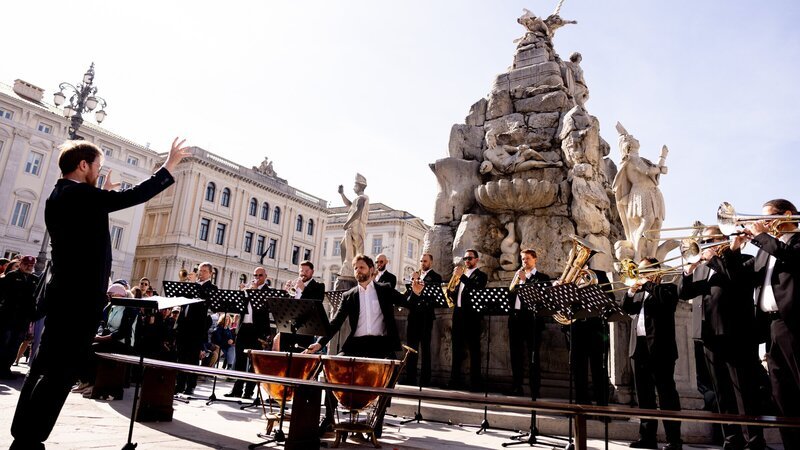 Die Wiener Symphoniker kehren zurück, um die historische Verbindung zwischen Wien und Triest zu feiern. Unter der Leitung von Petr Popelka wird das Orchester im Rahmen des Festivals Primavera da Vienna musikalische Frühlingsgrüße überbringen. – Bild: 3sat