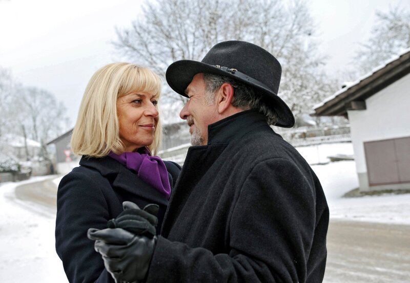 Charlotte (Mona Seefried, l.) und Julius (Michele Oliveri, r.) üben auf offener Straße schon mal den Brautwalzer. Schon lange konnte Charlotte nicht mehr so unbeschwert sein. – Bild: ARD/​Ann Paur