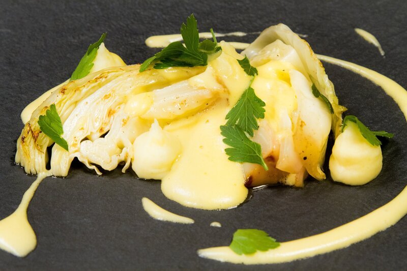„Geschmorter Krautkopf, Kümmel-Speck-Hollandaise und Erdäpfelpüree“ von Hannes Müller. – Bild: ORF/Interspot „Geschmorter Krautkopf, Kümmel-Speck-Hollandaise und Erdäpfelpüree“ von Hannes Müller. – Bild: ORF/Interspot