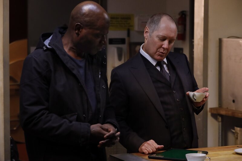 L-R: Dembe Zuma (Hisham Tawfiq), Raymond „Red“ Reddington (James Spader) – Bild: Sony Pictures /​ NBCUniversal Media, LLC