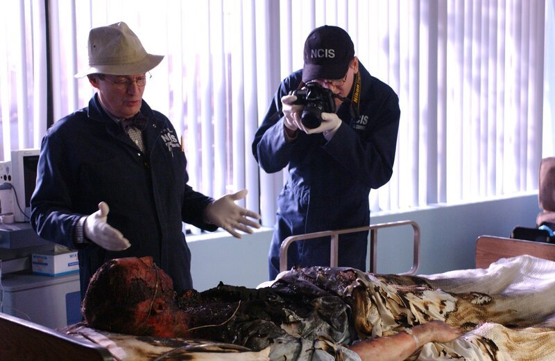 Im Navy-Krankenhaus stirbt ein Commander auf spektakuläre Weise, er explodiert von innen heraus. Ducky (David McCallum) und Jimmy (Brian Dietzen) untersuchen den Tatort. – Bild: 13th Street