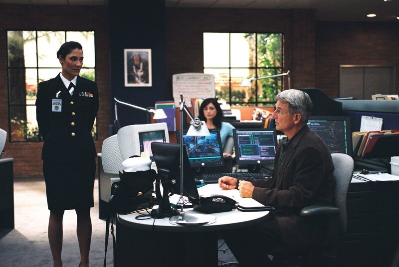 Commander Faith Coleman (Alicia Coppola, l.) vom JAG will Yost unbedingt hinter Gitter bringen, doch mit einem Trick gelingt es Gibbs (Mark Harmon, r.) schließlich, ihr zu beweisen, dass Yost juristisch nicht schuldig ist … – Bild: 13th Street
