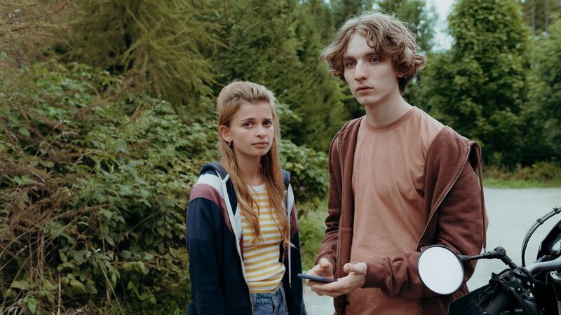 Jonas (Julius Gause) ist schockiert, als Isa (Renée Gerschke) ihm von seinen Beobachtungen berichtet. – Bild: ZDF und Sabine Finger Fotografie