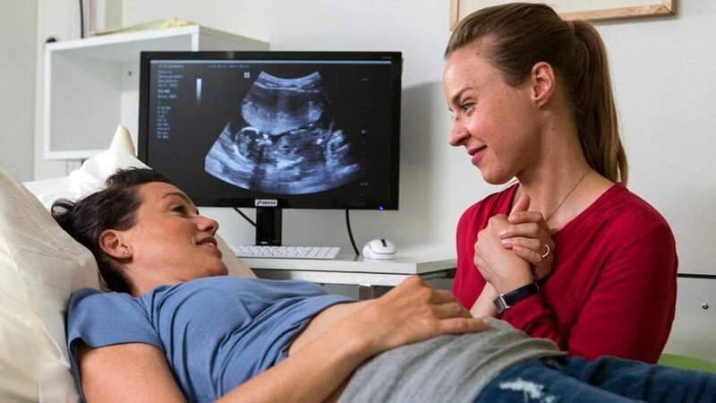 ARD RENTNERCOPS, FOLGE 24, „Engel 07“. Vicky Adam (Katja Danowski) und ihre Frau (Jutta Dolle, r.) erwarten ein Baby. – Bild: ARD/​Kai Schulz
