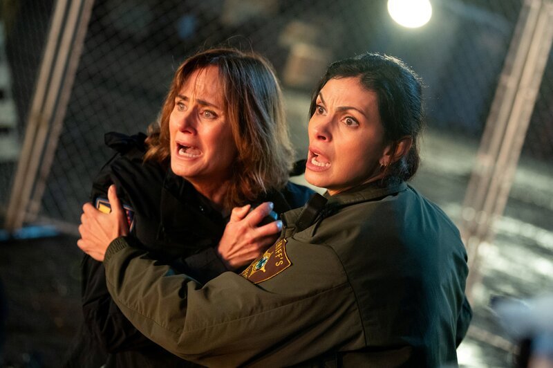 „The Finest“ – Coverage of the CBS Original Series SHERIFF COUNTRY, scheduled to air on the CBS Television Network. Pictured: Diane Farr as Sharon Leone and Morena Baccarin as Sheriff Mickey Fox. Photo: Sergei Bachlakov/​CBS – Bild: Sergei Bachlakov /​ CBS/​Paramount /​ CBS Broadcasting, Inc. All Rights Reserved.