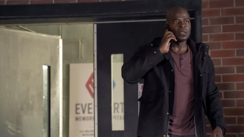 Red directs the Task Force to investigate Roanoke, a legendary criminal who orchestrates elaborate extractions. Meanwhile, Liz continues to communicate in secret with Katarina Rostova. – Bild: Sony Pictures /​ NBC/​Sony Pictures Television /​ Sony Pictures