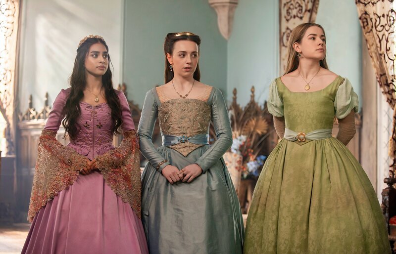 Lady Grace (Evie Coles, r.) ist Hofdame der Königin Elizabeth I. von England. Die anderen Hofdamen Jane (Georgia Farrow, M.) und Sarah (Twinkle Jaiswal, l.) wundern sich manchmal über Graces unangemessenes Verhalten. – Bild: ZDF/​Cottonwood Media – Coolabi Productions Ltd/​ZDF Studios